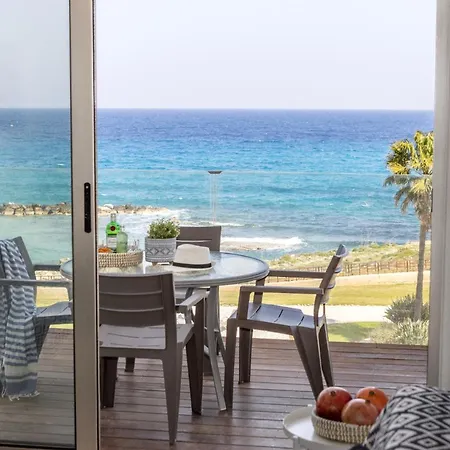 Bay 304 * Paralimni