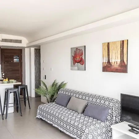 Bay 304 * Paralimni