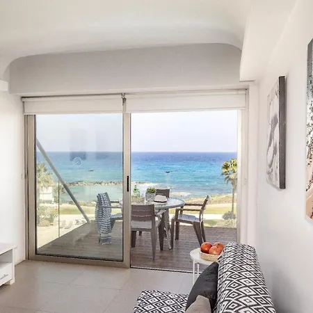 Bay 304 * Paralimni
